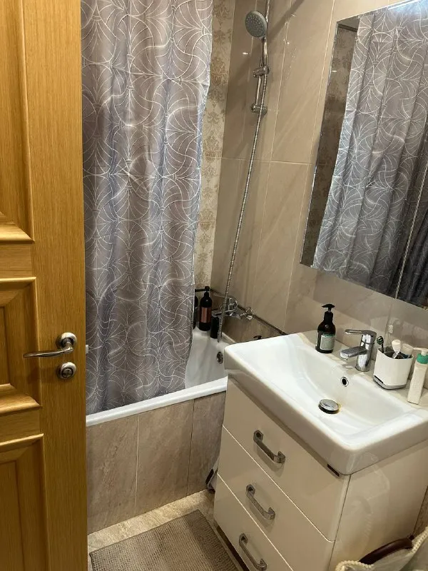 1-комн квартира, 40.5 м² м ботанический сад • 2 мин пешком • 3 этаж из 18 • проезд лазоревый 5 к3, на карте 89 000 ₽/мес, без комиссии большой гайд по аренде стиральная машина • интернет • мебель • холодильник • посудомойка • кондиционер • телевизор • лифт • с животными • с детьми • мусоропровод • консьерж район свиблово чистота 4.63 транспорт 4.26 парки и скверы 4.84 субаренда. Пересдаю на среднесрок 7.0115.03, заезд от 1 мес (лучше весь срок). Балкон с креслом, вид на двор жк и павильоны вднх. 1 мин: ozon/wb, перекрёсток, вкусвилл. Техника: tv 55 smart, алиса, доп. Монитор, сушка одежды, гриль, комбайн, отпариватель. Толстые стены соседей не слышно. Охрана+камеры, безопасно оставлять вещи. Ку 5000 фикс, залог 60000. © предоплату до просмотра просят только мошенники! Владислав, написать уровень доверия низкий ⚠️ выложить квартиру бесплатно - фотография - 7