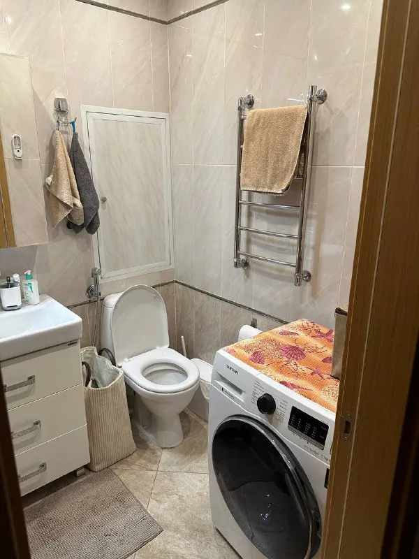 1-комн квартира, 40.5 м² м ботанический сад • 2 мин пешком • 3 этаж из 18 • проезд лазоревый 5 к3, на карте 89 000 ₽/мес, без комиссии большой гайд по аренде стиральная машина • интернет • мебель • холодильник • посудомойка • кондиционер • телевизор • лифт • с животными • с детьми • мусоропровод • консьерж район свиблово чистота 4.63 транспорт 4.26 парки и скверы 4.84 субаренда. Пересдаю на среднесрок 7.0115.03, заезд от 1 мес (лучше весь срок). Балкон с креслом, вид на двор жк и павильоны вднх. 1 мин: ozon/wb, перекрёсток, вкусвилл. Техника: tv 55 smart, алиса, доп. Монитор, сушка одежды, гриль, комбайн, отпариватель. Толстые стены соседей не слышно. Охрана+камеры, безопасно оставлять вещи. Ку 5000 фикс, залог 60000. © предоплату до просмотра просят только мошенники! Владислав, написать уровень доверия низкий ⚠️ выложить квартиру бесплатно - фотография - 8