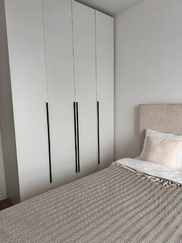 Евродвушка🏙️ м. Кантемировская2️⃣ сдается с 21 января, просмотры возможны с 12 января, ранее по договоренности. Фотографии соответствуют реальности. 1-к квартира (евродвушка). 26 этаж из 33. 📍адрес: жк кавказский бульвар, 51к2 метро кантемировская 🟢 пешком до метро до 20 минут, на автобусе около 5-10 до метро кантемировская или царицыно, а также до мцд-2 царицыно. Проживание до 2-х взрослых, можно с детьми. Проживание с домашним питомцем обсуждается. Имеется вся необходимая мебель и техника, в том числе стиральная машина 2 в 1 с сушильной машиной, моющий пылесос, кондиционер, посудомоечная машина. Современные системы хранения. Курение в квартире запрещено 🚫. Сдается на длительный срок, заключается договор. 💳арендная плата: 80.000₽ в месяц + счетчики (свет, вода) и оплата интернета (уже проведен). Залог 80.000₽ (разбивается при необходимости). 💌telegram: @k_ristinochka - фотография - 2