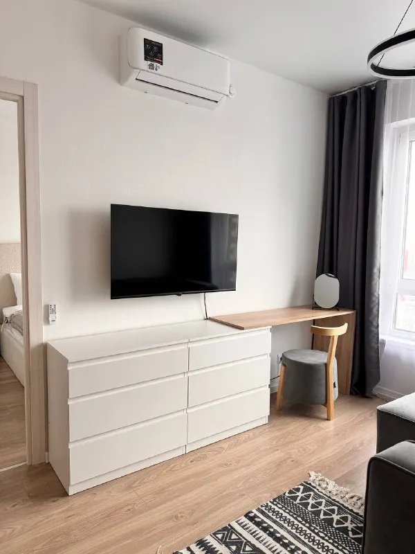 Евродвушка🏙️ м. Кантемировская2️⃣ сдается с 21 января, просмотры возможны с 12 января, ранее по договоренности. Фотографии соответствуют реальности. 1-к квартира (евродвушка). 26 этаж из 33. 📍адрес: жк кавказский бульвар, 51к2 метро кантемировская 🟢 пешком до метро до 20 минут, на автобусе около 5-10 до метро кантемировская или царицыно, а также до мцд-2 царицыно. Проживание до 2-х взрослых, можно с детьми. Проживание с домашним питомцем обсуждается. Имеется вся необходимая мебель и техника, в том числе стиральная машина 2 в 1 с сушильной машиной, моющий пылесос, кондиционер, посудомоечная машина. Современные системы хранения. Курение в квартире запрещено 🚫. Сдается на длительный срок, заключается договор. 💳арендная плата: 80.000₽ в месяц + счетчики (свет, вода) и оплата интернета (уже проведен). Залог 80.000₽ (разбивается при необходимости). 💌telegram: @k_ristinochka - фотография - 3