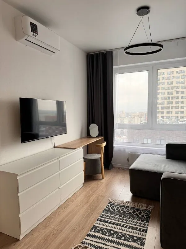 Евродвушка🏙️ м. Кантемировская2️⃣ сдается с 21 января, просмотры возможны с 12 января, ранее по договоренности. Фотографии соответствуют реальности. 1-к квартира (евродвушка). 26 этаж из 33. 📍адрес: жк кавказский бульвар, 51к2 метро кантемировская 🟢 пешком до метро до 20 минут, на автобусе около 5-10 до метро кантемировская или царицыно, а также до мцд-2 царицыно. Проживание до 2-х взрослых, можно с детьми. Проживание с домашним питомцем обсуждается. Имеется вся необходимая мебель и техника, в том числе стиральная машина 2 в 1 с сушильной машиной, моющий пылесос, кондиционер, посудомоечная машина. Современные системы хранения. Курение в квартире запрещено 🚫. Сдается на длительный срок, заключается договор. 💳арендная плата: 80.000₽ в месяц + счетчики (свет, вода) и оплата интернета (уже проведен). Залог 80.000₽ (разбивается при необходимости). 💌telegram: @k_ristinochka - фотография - 4