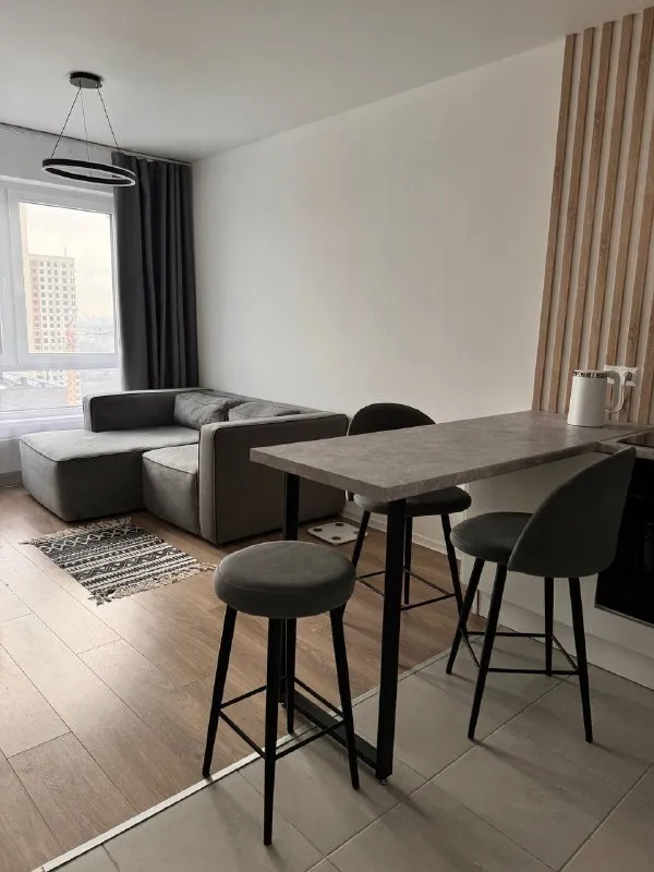 Евродвушка🏙️ м. Кантемировская2️⃣ сдается с 21 января, просмотры возможны с 12 января, ранее по договоренности. Фотографии соответствуют реальности. 1-к квартира (евродвушка). 26 этаж из 33. 📍адрес: жк кавказский бульвар, 51к2 метро кантемировская 🟢 пешком до метро до 20 минут, на автобусе около 5-10 до метро кантемировская или царицыно, а также до мцд-2 царицыно. Проживание до 2-х взрослых, можно с детьми. Проживание с домашним питомцем обсуждается. Имеется вся необходимая мебель и техника, в том числе стиральная машина 2 в 1 с сушильной машиной, моющий пылесос, кондиционер, посудомоечная машина. Современные системы хранения. Курение в квартире запрещено 🚫. Сдается на длительный срок, заключается договор. 💳арендная плата: 80.000₽ в месяц + счетчики (свет, вода) и оплата интернета (уже проведен). Залог 80.000₽ (разбивается при необходимости). 💌telegram: @k_ristinochka - фотография - 5