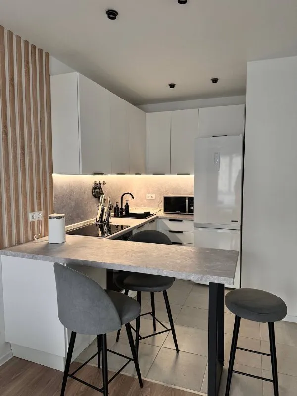 Евродвушка🏙️ м. Кантемировская2️⃣ сдается с 21 января, просмотры возможны с 12 января, ранее по договоренности. Фотографии соответствуют реальности. 1-к квартира (евродвушка). 26 этаж из 33. 📍адрес: жк кавказский бульвар, 51к2 метро кантемировская 🟢 пешком до метро до 20 минут, на автобусе около 5-10 до метро кантемировская или царицыно, а также до мцд-2 царицыно. Проживание до 2-х взрослых, можно с детьми. Проживание с домашним питомцем обсуждается. Имеется вся необходимая мебель и техника, в том числе стиральная машина 2 в 1 с сушильной машиной, моющий пылесос, кондиционер, посудомоечная машина. Современные системы хранения. Курение в квартире запрещено 🚫. Сдается на длительный срок, заключается договор. 💳арендная плата: 80.000₽ в месяц + счетчики (свет, вода) и оплата интернета (уже проведен). Залог 80.000₽ (разбивается при необходимости). 💌telegram: @k_ristinochka - фотография - 6