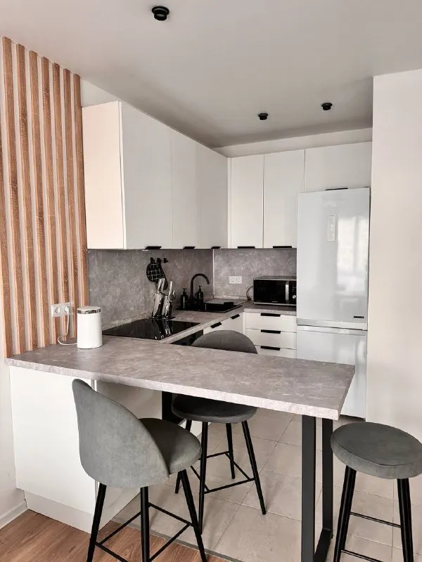 Евродвушка🏙️ м. Кантемировская2️⃣ сдается с 21 января, просмотры возможны с 12 января, ранее по договоренности. Фотографии соответствуют реальности. 1-к квартира (евродвушка). 26 этаж из 33. 📍адрес: жк кавказский бульвар, 51к2 метро кантемировская 🟢 пешком до метро до 20 минут, на автобусе около 5-10 до метро кантемировская или царицыно, а также до мцд-2 царицыно. Проживание до 2-х взрослых, можно с детьми. Проживание с домашним питомцем обсуждается. Имеется вся необходимая мебель и техника, в том числе стиральная машина 2 в 1 с сушильной машиной, моющий пылесос, кондиционер, посудомоечная машина. Современные системы хранения. Курение в квартире запрещено 🚫. Сдается на длительный срок, заключается договор. 💳арендная плата: 80.000₽ в месяц + счетчики (свет, вода) и оплата интернета (уже проведен). Залог 80.000₽ (разбивается при необходимости). 💌telegram: @k_ristinochka - фотография - 7