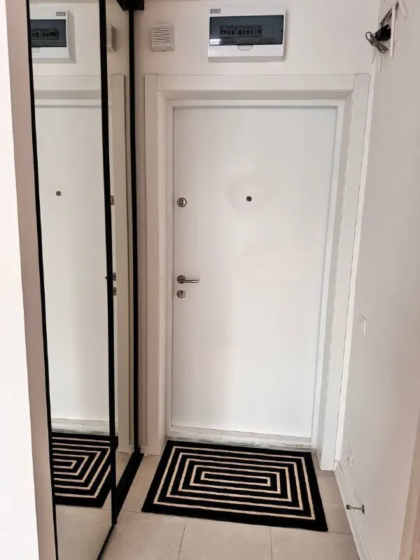 Евродвушка🏙️ м. Кантемировская2️⃣ сдается с 21 января, просмотры возможны с 12 января, ранее по договоренности. Фотографии соответствуют реальности. 1-к квартира (евродвушка). 26 этаж из 33. 📍адрес: жк кавказский бульвар, 51к2 метро кантемировская 🟢 пешком до метро до 20 минут, на автобусе около 5-10 до метро кантемировская или царицыно, а также до мцд-2 царицыно. Проживание до 2-х взрослых, можно с детьми. Проживание с домашним питомцем обсуждается. Имеется вся необходимая мебель и техника, в том числе стиральная машина 2 в 1 с сушильной машиной, моющий пылесос, кондиционер, посудомоечная машина. Современные системы хранения. Курение в квартире запрещено 🚫. Сдается на длительный срок, заключается договор. 💳арендная плата: 80.000₽ в месяц + счетчики (свет, вода) и оплата интернета (уже проведен). Залог 80.000₽ (разбивается при необходимости). 💌telegram: @k_ristinochka - фотография - 8