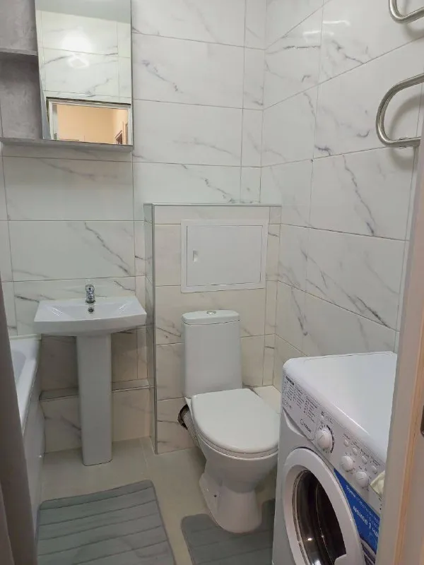 М. Теплый стан 1-к квартира ▫️улица oгенерала пилипенко, дом 1/1 (новая москва) впервые сдается !!!однокомнатная квартира площадью 32.8 м², расположенная на 13 этаже квартира выполнена в современном стиле с дизайнерским ремонтом, который сочетает в себе комфорт и функциональность. Пространство продумано до мелочей, чтобы создать атмосферу уюта и гармонии. Полностью укомплектована необходимой мебелью и техникой для комфортного проживания-холодильник, варочная поверхность, плита, стир. Машинка, кондиционер, чайник, свч. Особенностью квартиры является наличие отдельной гардеробной, что позволяет удобно организовать хранение вещей и поддерживать порядок в доме. Рассмотрим арендаторов без вредных привычек, платежеспособных и аккуратных, граждан рф, без животных. Цена: 45.000₽+ку, залог 45.000₽ контакты 89120438056, елизавета ➡️предоплату/бронь/заморозку денег/автооплату до просмотра квартиры не вносить! Если по этому объявлению спрашивают какую либо оплату сообщите по контактам в описании канала. - фотография - 4