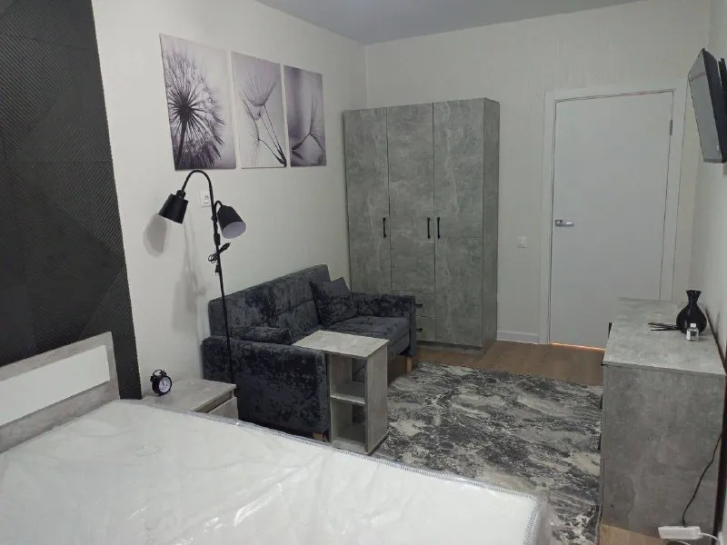 М. Теплый стан 1-к квартира ▫️улица oгенерала пилипенко, дом 1/1 (новая москва) впервые сдается !!!однокомнатная квартира площадью 32.8 м², расположенная на 13 этаже квартира выполнена в современном стиле с дизайнерским ремонтом, который сочетает в себе комфорт и функциональность. Пространство продумано до мелочей, чтобы создать атмосферу уюта и гармонии. Полностью укомплектована необходимой мебелью и техникой для комфортного проживания-холодильник, варочная поверхность, плита, стир. Машинка, кондиционер, чайник, свч. Особенностью квартиры является наличие отдельной гардеробной, что позволяет удобно организовать хранение вещей и поддерживать порядок в доме. Рассмотрим арендаторов без вредных привычек, платежеспособных и аккуратных, граждан рф, без животных. Цена: 45.000₽+ку, залог 45.000₽ контакты 89120438056, елизавета ➡️предоплату/бронь/заморозку денег/автооплату до просмотра квартиры не вносить! Если по этому объявлению спрашивают какую либо оплату сообщите по контактам в описании канала. - фотография - 5