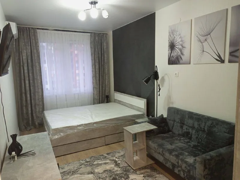 М. Теплый стан 1-к квартира ▫️улица oгенерала пилипенко, дом 1/1 (новая москва) впервые сдается !!!однокомнатная квартира площадью 32.8 м², расположенная на 13 этаже квартира выполнена в современном стиле с дизайнерским ремонтом, который сочетает в себе комфорт и функциональность. Пространство продумано до мелочей, чтобы создать атмосферу уюта и гармонии. Полностью укомплектована необходимой мебелью и техникой для комфортного проживания-холодильник, варочная поверхность, плита, стир. Машинка, кондиционер, чайник, свч. Особенностью квартиры является наличие отдельной гардеробной, что позволяет удобно организовать хранение вещей и поддерживать порядок в доме. Рассмотрим арендаторов без вредных привычек, платежеспособных и аккуратных, граждан рф, без животных. Цена: 45.000₽+ку, залог 45.000₽ контакты 89120438056, елизавета ➡️предоплату/бронь/заморозку денег/автооплату до просмотра квартиры не вносить! Если по этому объявлению спрашивают какую либо оплату сообщите по контактам в описании канала. - фотография - 9