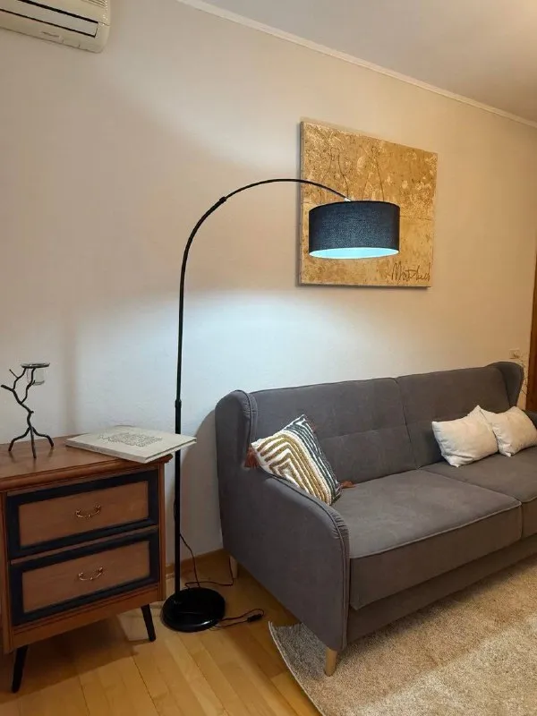 1-к квартира🏙️ м. Кунцевская3️⃣ однокомнатная квартира 49 м². М. Кунцевская  7 минут пешком  📍адрес: ул. Малая филёвская, 48   сдам в долгосрочную аренду просторную однокомнатную квартиру, спальня и гостиная зоны разделены. Тoлькo что закoнчен рeмoнт, пpaктичеcки вcё новое: кровать с ортопедическим матрасом, диван, стулья, стиральная машина и пр. 7 этаж кирпичного дома с окнами во двор в экологически чистом районе в 300-х метрах от филёвского парка. Квартира сдается на длительный срок.   💳цена: 85.000₽ + счётчики, интернет. Депозит — один месяц аренды. Без животных. 💌telegram: @inessa_bbk - фотография - 2