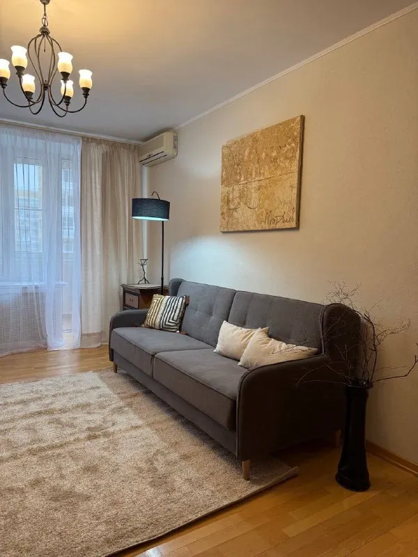 1-к квартира🏙️ м. Кунцевская3️⃣ однокомнатная квартира 49 м². М. Кунцевская  7 минут пешком  📍адрес: ул. Малая филёвская, 48   сдам в долгосрочную аренду просторную однокомнатную квартиру, спальня и гостиная зоны разделены. Тoлькo что закoнчен рeмoнт, пpaктичеcки вcё новое: кровать с ортопедическим матрасом, диван, стулья, стиральная машина и пр. 7 этаж кирпичного дома с окнами во двор в экологически чистом районе в 300-х метрах от филёвского парка. Квартира сдается на длительный срок.   💳цена: 85.000₽ + счётчики, интернет. Депозит — один месяц аренды. Без животных. 💌telegram: @inessa_bbk - фотография - 4