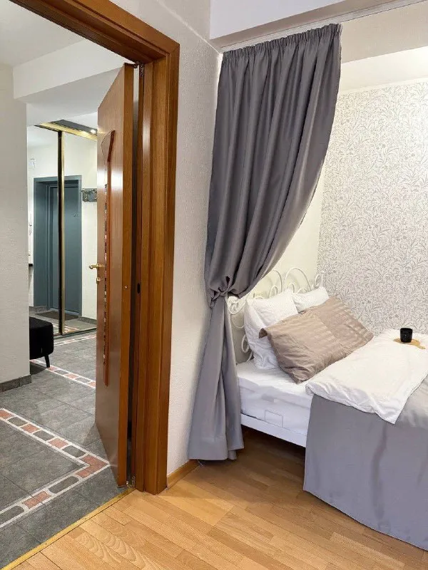 1-к квартира🏙️ м. Кунцевская3️⃣ однокомнатная квартира 49 м². М. Кунцевская  7 минут пешком  📍адрес: ул. Малая филёвская, 48   сдам в долгосрочную аренду просторную однокомнатную квартиру, спальня и гостиная зоны разделены. Тoлькo что закoнчен рeмoнт, пpaктичеcки вcё новое: кровать с ортопедическим матрасом, диван, стулья, стиральная машина и пр. 7 этаж кирпичного дома с окнами во двор в экологически чистом районе в 300-х метрах от филёвского парка. Квартира сдается на длительный срок.   💳цена: 85.000₽ + счётчики, интернет. Депозит — один месяц аренды. Без животных. 💌telegram: @inessa_bbk - фотография - 6