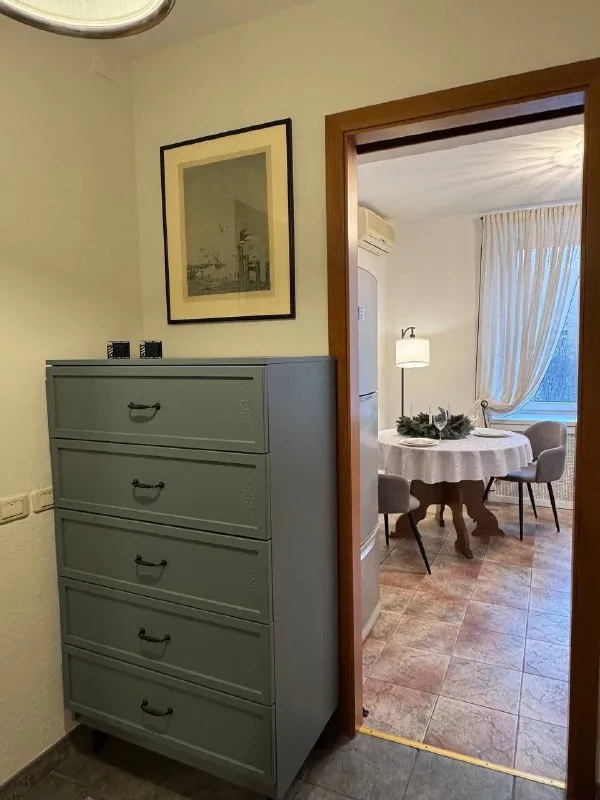 1-к квартира🏙️ м. Кунцевская3️⃣ однокомнатная квартира 49 м². М. Кунцевская  7 минут пешком  📍адрес: ул. Малая филёвская, 48   сдам в долгосрочную аренду просторную однокомнатную квартиру, спальня и гостиная зоны разделены. Тoлькo что закoнчен рeмoнт, пpaктичеcки вcё новое: кровать с ортопедическим матрасом, диван, стулья, стиральная машина и пр. 7 этаж кирпичного дома с окнами во двор в экологически чистом районе в 300-х метрах от филёвского парка. Квартира сдается на длительный срок.   💳цена: 85.000₽ + счётчики, интернет. Депозит — один месяц аренды. Без животных. 💌telegram: @inessa_bbk - фотография - 7