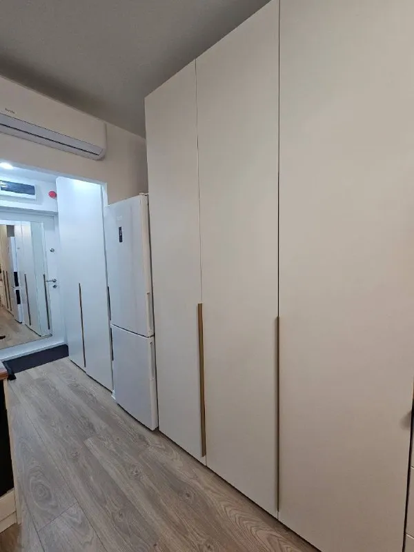 М. Бульвар рокоссовского студия сдам уютную студию 20 м² в новом доме на период с 21.12.2025 по 30.06.2026 📍 расположение: · ул. Тагильская, д. 3, корп. 3. · 13-й этаж (в доме 4 лифта, подъем быстрый). · метро «бульвар рокоссовского» — 25 минут пешком, 15 минут на общественном транспорте. · до остановки трамвая (№ т1, 13, 36, 46) — 10 минут пешком. Трамвай идет до метро. 🏠 квартира: · новый светлый ремонт. Всё чистое, аккуратное и готово к заезду. · вся необходимая мебель: диван с механизмом «аккордеон», шкаф для одежды, шкаф для верхней одежды и обуви. Вся техника: холодильник, стиральная машина с сушкой, кондиционер, духовой шкаф, микроволновка, посудомойка, утюг животные: без животных. Цена · цена: 55.000₽/месяц. · залог: 50.000₽. · коммунальные платежи: счетчики контакты @rgnnn7 ➡️предоплату/бронь/заморозку денег/автооплату до просмотра квартиры не вносить! Если по этому объявлению спрашивают какую либо оплату сообщите по контактам в описании канала. - фотография - 2