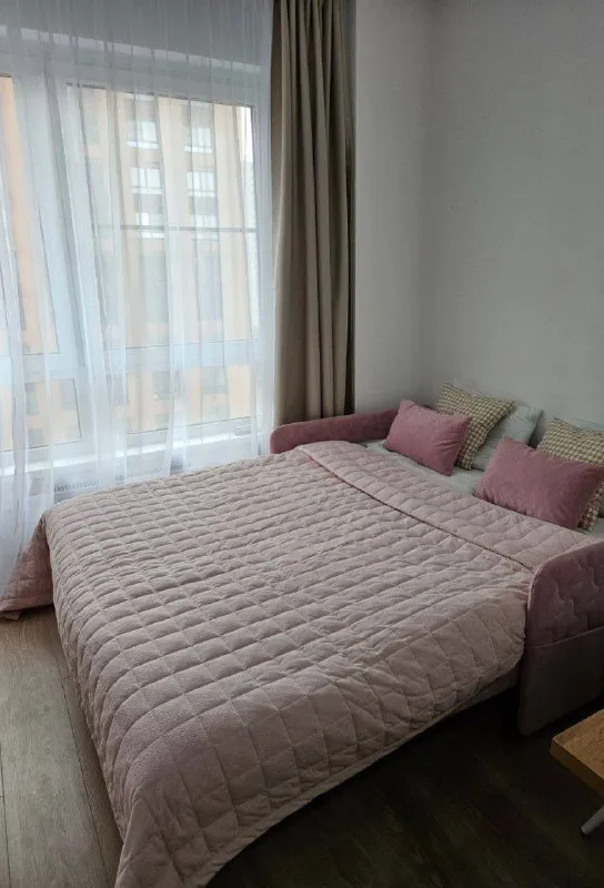 М. Бульвар рокоссовского студия сдам уютную студию 20 м² в новом доме на период с 21.12.2025 по 30.06.2026 📍 расположение: · ул. Тагильская, д. 3, корп. 3. · 13-й этаж (в доме 4 лифта, подъем быстрый). · метро «бульвар рокоссовского» — 25 минут пешком, 15 минут на общественном транспорте. · до остановки трамвая (№ т1, 13, 36, 46) — 10 минут пешком. Трамвай идет до метро. 🏠 квартира: · новый светлый ремонт. Всё чистое, аккуратное и готово к заезду. · вся необходимая мебель: диван с механизмом «аккордеон», шкаф для одежды, шкаф для верхней одежды и обуви. Вся техника: холодильник, стиральная машина с сушкой, кондиционер, духовой шкаф, микроволновка, посудомойка, утюг животные: без животных. Цена · цена: 55.000₽/месяц. · залог: 50.000₽. · коммунальные платежи: счетчики контакты @rgnnn7 ➡️предоплату/бронь/заморозку денег/автооплату до просмотра квартиры не вносить! Если по этому объявлению спрашивают какую либо оплату сообщите по контактам в описании канала. - фотография - 3