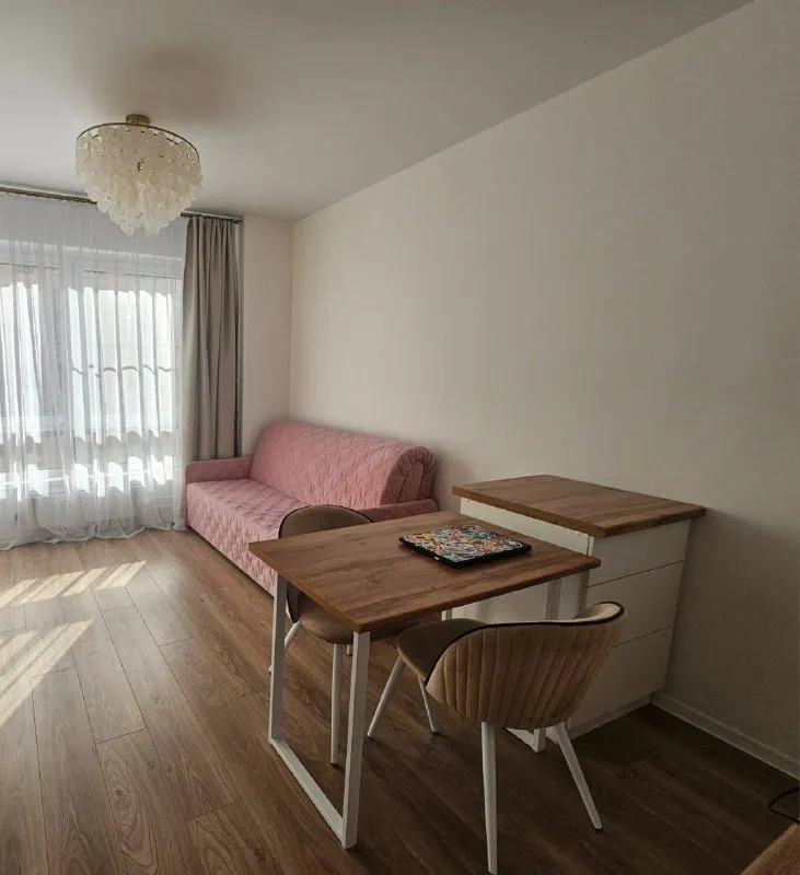 М. Бульвар рокоссовского студия сдам уютную студию 20 м² в новом доме на период с 21.12.2025 по 30.06.2026 📍 расположение: · ул. Тагильская, д. 3, корп. 3. · 13-й этаж (в доме 4 лифта, подъем быстрый). · метро «бульвар рокоссовского» — 25 минут пешком, 15 минут на общественном транспорте. · до остановки трамвая (№ т1, 13, 36, 46) — 10 минут пешком. Трамвай идет до метро. 🏠 квартира: · новый светлый ремонт. Всё чистое, аккуратное и готово к заезду. · вся необходимая мебель: диван с механизмом «аккордеон», шкаф для одежды, шкаф для верхней одежды и обуви. Вся техника: холодильник, стиральная машина с сушкой, кондиционер, духовой шкаф, микроволновка, посудомойка, утюг животные: без животных. Цена · цена: 55.000₽/месяц. · залог: 50.000₽. · коммунальные платежи: счетчики контакты @rgnnn7 ➡️предоплату/бронь/заморозку денег/автооплату до просмотра квартиры не вносить! Если по этому объявлению спрашивают какую либо оплату сообщите по контактам в описании канала. - фотография - 5