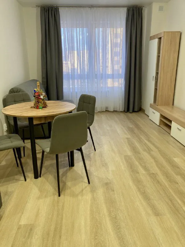 1-комн квартира, 42 м² м дегунино • 15 мин пешком • 17 этаж из 33 • ш алтуфьевское 55 к4, на карте 73 000 ₽/мес, без комиссии большой гайд по аренде интернет • мебель • холодильник • посудомойка • стиральная машина • кондиционер • лифт • с животными • с детьми • телевизор • мусоропровод • консьерж собственник. Сдаётся новая квартира в жк «алтуфьевское, 53»! Закрытый двор, свежий ремонт, никто не жил. Полная мебель и техника: кондиционер, посудомоечная и стиральная машины, духовка, микроволновка, холодильник, чайник. Удобная мебель: кровать с подъёмным механизмом, диван, шкафы, стенка. Без животных. Заселение с 5 января. Залог можно разбить на две части татьяна, написать уровень доверия средний 🆗 выложить квартиру бесплатно - фотография - 2