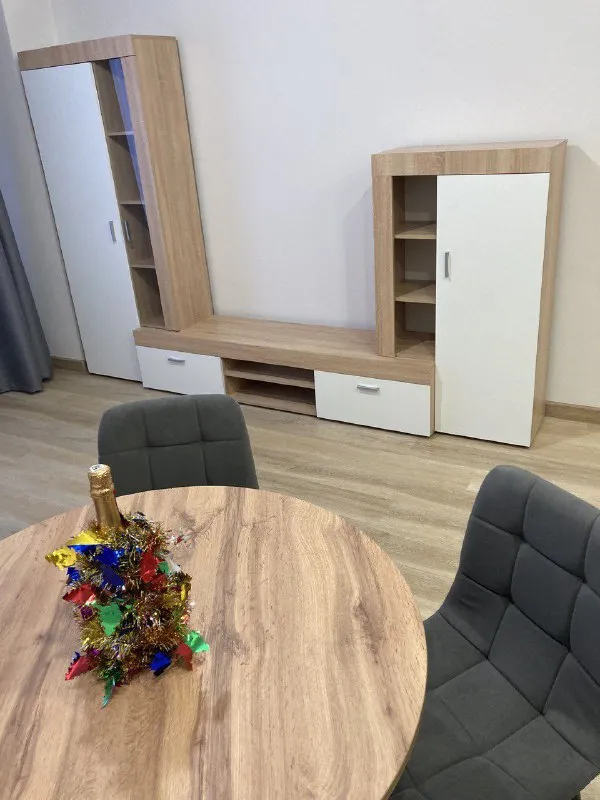 1-комн квартира, 42 м² м дегунино • 15 мин пешком • 17 этаж из 33 • ш алтуфьевское 55 к4, на карте 73 000 ₽/мес, без комиссии большой гайд по аренде интернет • мебель • холодильник • посудомойка • стиральная машина • кондиционер • лифт • с животными • с детьми • телевизор • мусоропровод • консьерж собственник. Сдаётся новая квартира в жк «алтуфьевское, 53»! Закрытый двор, свежий ремонт, никто не жил. Полная мебель и техника: кондиционер, посудомоечная и стиральная машины, духовка, микроволновка, холодильник, чайник. Удобная мебель: кровать с подъёмным механизмом, диван, шкафы, стенка. Без животных. Заселение с 5 января. Залог можно разбить на две части татьяна, написать уровень доверия средний 🆗 выложить квартиру бесплатно - фотография - 3