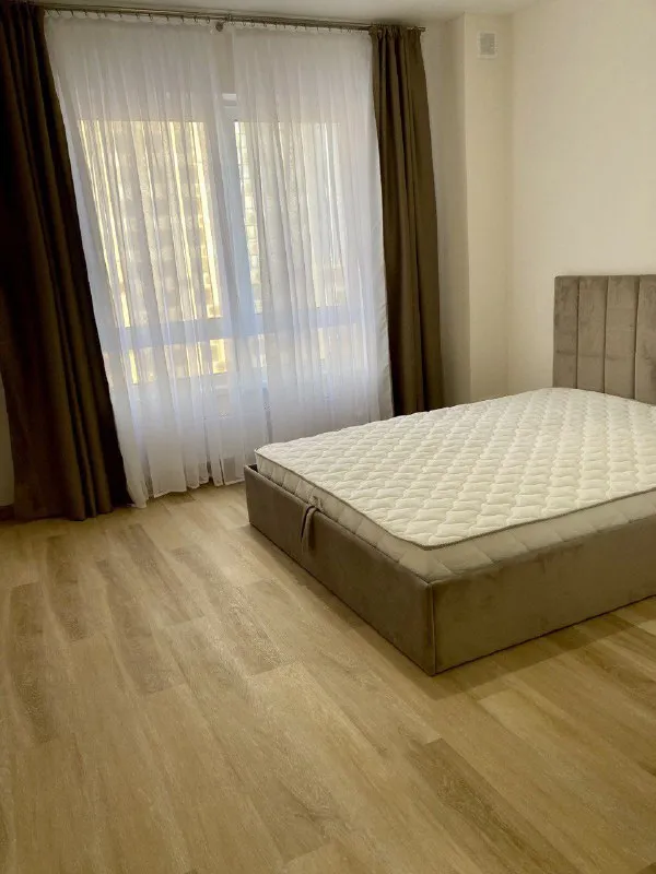 1-комн квартира, 42 м² м дегунино • 15 мин пешком • 17 этаж из 33 • ш алтуфьевское 55 к4, на карте 73 000 ₽/мес, без комиссии большой гайд по аренде интернет • мебель • холодильник • посудомойка • стиральная машина • кондиционер • лифт • с животными • с детьми • телевизор • мусоропровод • консьерж собственник. Сдаётся новая квартира в жк «алтуфьевское, 53»! Закрытый двор, свежий ремонт, никто не жил. Полная мебель и техника: кондиционер, посудомоечная и стиральная машины, духовка, микроволновка, холодильник, чайник. Удобная мебель: кровать с подъёмным механизмом, диван, шкафы, стенка. Без животных. Заселение с 5 января. Залог можно разбить на две части татьяна, написать уровень доверия средний 🆗 выложить квартиру бесплатно - фотография - 5