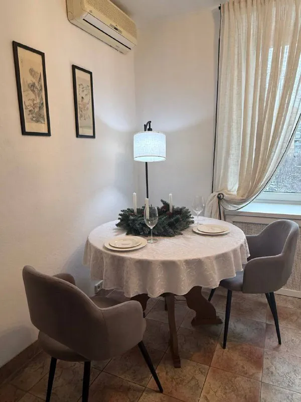 1-комн квартира, 49 м² м кунцевская • 7 мин пешком • 7 этаж из 14 • ул малая филёвская 48, на карте с детьми • холодильник • стиральная машина • кондиционер • мебель • телевизор • мусоропровод • лифт • интернет • посудомойка • с животными • консьерж район фили-давыдково чистота 4.33 транспорт 4.22 парки и скверы 4.80 собственник. Долгосрочная аренда. Просторная однокомнатная квартира со свежим ремонтом, пpaктичеcки вce новое: кровать с ортопедическим матрасом, диван, стулья, стиральная машина и пр. Окна во двор, до парка 300 м. Счётчики + интернет оплачивает арендатор. Депозит в размере аренды аукцион! Предложи цену в комментариях с рассказом о себе. Собственник напишет в лс на лучшее предложение. Выложить квартиру бесплатно - фотография - 5