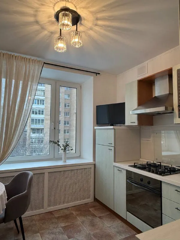 1-комн квартира, 49 м² м кунцевская • 7 мин пешком • 7 этаж из 14 • ул малая филёвская 48, на карте с детьми • холодильник • стиральная машина • кондиционер • мебель • телевизор • мусоропровод • лифт • интернет • посудомойка • с животными • консьерж район фили-давыдково чистота 4.33 транспорт 4.22 парки и скверы 4.80 собственник. Долгосрочная аренда. Просторная однокомнатная квартира со свежим ремонтом, пpaктичеcки вce новое: кровать с ортопедическим матрасом, диван, стулья, стиральная машина и пр. Окна во двор, до парка 300 м. Счётчики + интернет оплачивает арендатор. Депозит в размере аренды аукцион! Предложи цену в комментариях с рассказом о себе. Собственник напишет в лс на лучшее предложение. Выложить квартиру бесплатно - фотография - 6