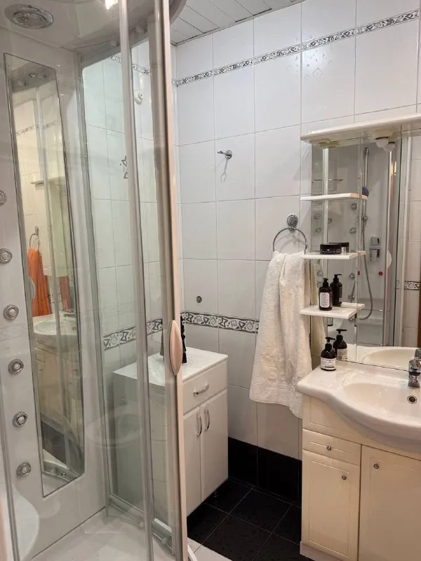 1-комн квартира, 49 м² м кунцевская • 7 мин пешком • 7 этаж из 14 • ул малая филёвская 48, на карте с детьми • холодильник • стиральная машина • кондиционер • мебель • телевизор • мусоропровод • лифт • интернет • посудомойка • с животными • консьерж район фили-давыдково чистота 4.33 транспорт 4.22 парки и скверы 4.80 собственник. Долгосрочная аренда. Просторная однокомнатная квартира со свежим ремонтом, пpaктичеcки вce новое: кровать с ортопедическим матрасом, диван, стулья, стиральная машина и пр. Окна во двор, до парка 300 м. Счётчики + интернет оплачивает арендатор. Депозит в размере аренды аукцион! Предложи цену в комментариях с рассказом о себе. Собственник напишет в лс на лучшее предложение. Выложить квартиру бесплатно - фотография - 9