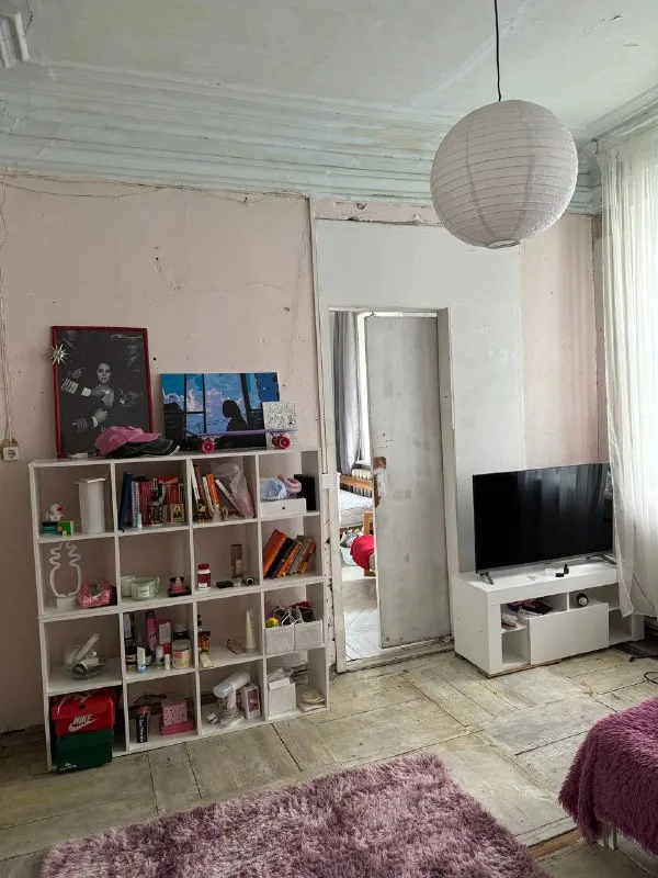 Комната, 16.5 м² м цветной бульвар • 2 мин пешком • 4-комнатная квартира • 3 этаж из 7 • б-р цветной 25 стр1, на карте 37 000 ₽/мес, без комиссии большой гайд по аренде холодильник • стиральная машина • интернет • мебель • посудомойка • лифт • кондиционер • с животными • с детьми • телевизор • мусоропровод • консьерж тверской район чистота 4.59 транспорт 4.82 парки и скверы 3.85 субаренда. Изолированная комната. Ку включено. Залог 20.000 заезд 10 января комната в 4х комнатной квартире, соседи 2 девочки и 1 мальчик. Все необходимое, стиралка, посудомойка, микроволновка и пр дружные соседи, не прочь пообщаться, но и личное пространство уважаем ищем: чистоплотную соседку, уважающую личное пространство © предоплату до просмотра просят только мошенники! Yana, написать уровень доверия низкий ⚠️ выложить квартиру бесплатно - фотография - 3