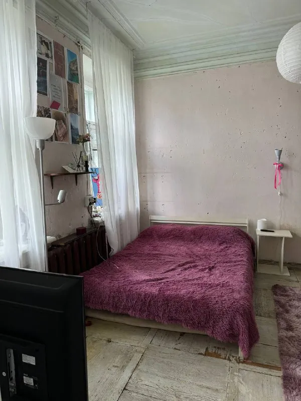 Комната, 16.5 м² м цветной бульвар • 2 мин пешком • 4-комнатная квартира • 3 этаж из 7 • б-р цветной 25 стр1, на карте 37 000 ₽/мес, без комиссии большой гайд по аренде холодильник • стиральная машина • интернет • мебель • посудомойка • лифт • кондиционер • с животными • с детьми • телевизор • мусоропровод • консьерж тверской район чистота 4.59 транспорт 4.82 парки и скверы 3.85 субаренда. Изолированная комната. Ку включено. Залог 20.000 заезд 10 января комната в 4х комнатной квартире, соседи 2 девочки и 1 мальчик. Все необходимое, стиралка, посудомойка, микроволновка и пр дружные соседи, не прочь пообщаться, но и личное пространство уважаем ищем: чистоплотную соседку, уважающую личное пространство © предоплату до просмотра просят только мошенники! Yana, написать уровень доверия низкий ⚠️ выложить квартиру бесплатно - фотография - 4