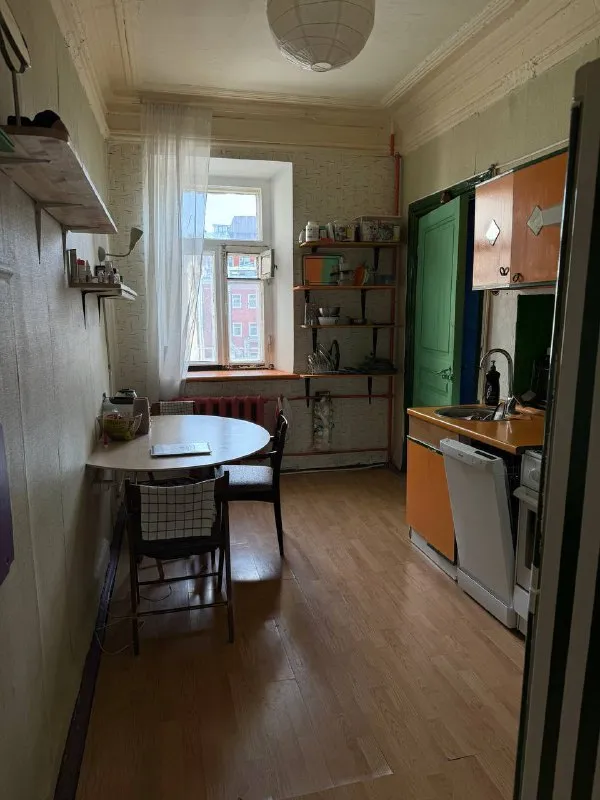 Комната, 16.5 м² м цветной бульвар • 2 мин пешком • 4-комнатная квартира • 3 этаж из 7 • б-р цветной 25 стр1, на карте 37 000 ₽/мес, без комиссии большой гайд по аренде холодильник • стиральная машина • интернет • мебель • посудомойка • лифт • кондиционер • с животными • с детьми • телевизор • мусоропровод • консьерж тверской район чистота 4.59 транспорт 4.82 парки и скверы 3.85 субаренда. Изолированная комната. Ку включено. Залог 20.000 заезд 10 января комната в 4х комнатной квартире, соседи 2 девочки и 1 мальчик. Все необходимое, стиралка, посудомойка, микроволновка и пр дружные соседи, не прочь пообщаться, но и личное пространство уважаем ищем: чистоплотную соседку, уважающую личное пространство © предоплату до просмотра просят только мошенники! Yana, написать уровень доверия низкий ⚠️ выложить квартиру бесплатно - фотография - 5