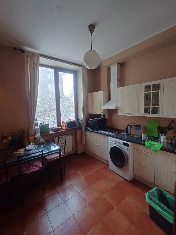 Комната, 12 м² м шоссе энтузиастов • 7 мин на транспорте • 4-комнатная квартира • 4 этаж из 10 • ш энтузиастов 70, на карте 23 250 ₽/мес, без комиссии большой гайд по аренде холодильник • стиральная машина • интернет • мебель • кондиционер • лифт • посудомойка • с животными • с детьми • телевизор • мусоропровод • консьерж район перово чистота 3.24 транспорт 4.43 парки и скверы 4.53 субаренда. Ищем соседку в сталинку! Высокие потолки, твоя комната с кондиционером и окнами во двор. Вся техника есть. Два санузла (в одном тёплый пол), большая кухня. Рядом куча пунктов выдачи и магазинов. 23250/мес + депозит + комуслуги (~2-3к). Без комиссий. Заезд быстрый nkt, написать уровень доверия средний 🆗 выложить квартиру бесплатно - фотография - 5