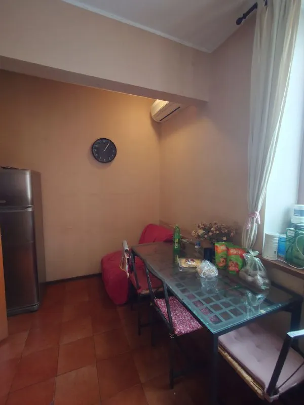 Комната, 12 м² м шоссе энтузиастов • 7 мин на транспорте • 4-комнатная квартира • 4 этаж из 10 • ш энтузиастов 70, на карте 23 250 ₽/мес, без комиссии большой гайд по аренде холодильник • стиральная машина • интернет • мебель • кондиционер • лифт • посудомойка • с животными • с детьми • телевизор • мусоропровод • консьерж район перово чистота 3.24 транспорт 4.43 парки и скверы 4.53 субаренда. Ищем соседку в сталинку! Высокие потолки, твоя комната с кондиционером и окнами во двор. Вся техника есть. Два санузла (в одном тёплый пол), большая кухня. Рядом куча пунктов выдачи и магазинов. 23250/мес + депозит + комуслуги (~2-3к). Без комиссий. Заезд быстрый nkt, написать уровень доверия средний 🆗 выложить квартиру бесплатно - фотография - 6