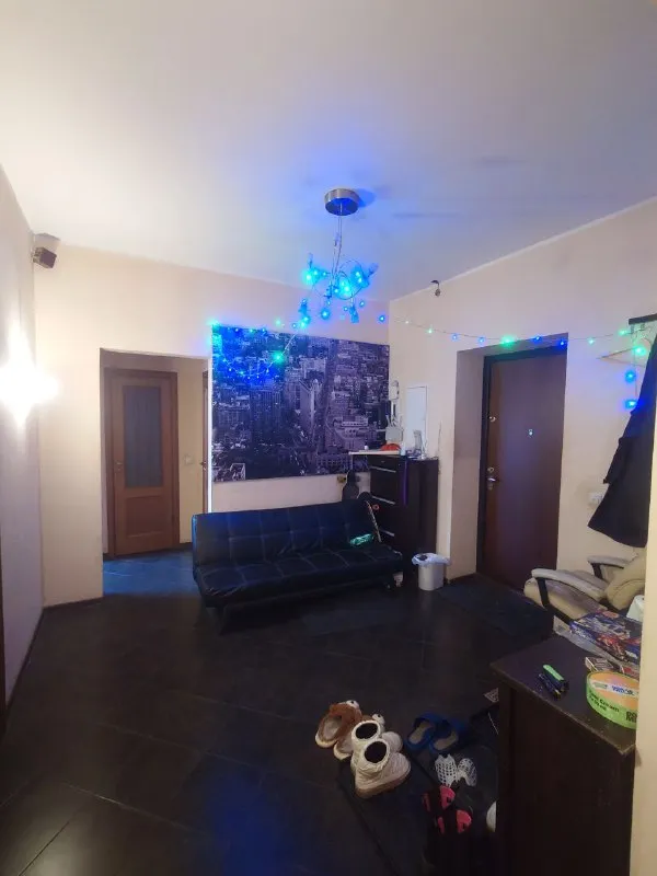 Комната, 12 м² м шоссе энтузиастов • 7 мин на транспорте • 4-комнатная квартира • 4 этаж из 10 • ш энтузиастов 70, на карте 23 250 ₽/мес, без комиссии большой гайд по аренде холодильник • стиральная машина • интернет • мебель • кондиционер • лифт • посудомойка • с животными • с детьми • телевизор • мусоропровод • консьерж район перово чистота 3.24 транспорт 4.43 парки и скверы 4.53 субаренда. Ищем соседку в сталинку! Высокие потолки, твоя комната с кондиционером и окнами во двор. Вся техника есть. Два санузла (в одном тёплый пол), большая кухня. Рядом куча пунктов выдачи и магазинов. 23250/мес + депозит + комуслуги (~2-3к). Без комиссий. Заезд быстрый nkt, написать уровень доверия средний 🆗 выложить квартиру бесплатно - фотография - 7