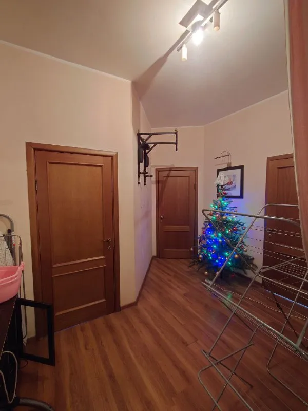 Комната, 12 м² м шоссе энтузиастов • 7 мин на транспорте • 4-комнатная квартира • 4 этаж из 10 • ш энтузиастов 70, на карте 23 250 ₽/мес, без комиссии большой гайд по аренде холодильник • стиральная машина • интернет • мебель • кондиционер • лифт • посудомойка • с животными • с детьми • телевизор • мусоропровод • консьерж район перово чистота 3.24 транспорт 4.43 парки и скверы 4.53 субаренда. Ищем соседку в сталинку! Высокие потолки, твоя комната с кондиционером и окнами во двор. Вся техника есть. Два санузла (в одном тёплый пол), большая кухня. Рядом куча пунктов выдачи и магазинов. 23250/мес + депозит + комуслуги (~2-3к). Без комиссий. Заезд быстрый nkt, написать уровень доверия средний 🆗 выложить квартиру бесплатно - фотография - 8