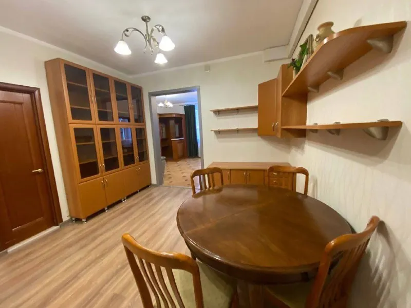 Мытищи 4-к квартира ▫️3-йтайнинский переулок, 2 сдам  просторную, теплую, уютную 4-х комнатную  квартиру 100 м²  с евро ремонтом и дорогой мебелью. 3спальных комнаты, зал- столовая, зона кухни, 2 отдельных санузла в одном ванная, в другом душ. Отдельный вход с крыльцом и выход из холла на придомовую территорию  с мангальной зоной. На кухне есть  новая бытовая техника. Отдельная постирочная и сушильная комнаты. Территория закрыта, есть парковочные места во дворе и в гараже. От дома до жд станции 300 метров- 5 минут пешком. До метро комсомольская на электричке 25 минут езды. До мцд ростокино 15 минут на электричке. До метро вднх ехать 15 минут без пробок,300 метров от дома автобусная остановка. Удобный выезд на мкад и ярославское шоссе. Вокруг тишина, чистый воздух. В пешей доступности лосиноостровский парк. Рядом вся инфраструктура детский сад и школа, магазины, тц xl. Возможно увеличение площадь за небольшую доплату. Будем рады сотрудничеству с ооо и ип. Рассмотрим заселение платежеспособной, аккуратной семье или паре. Не против рассмотреть платежеспособных, аккуратных иностранцев. Из животных приветствуются только рыбки( аквариум есть). Цена: 95.000₽ залог 95.000₽ контакты @kvartiru_beru или звоните : +7 925 101 54 14,юлия ➡️предоплату/бронь/заморозку денег/автооплату до просмотра квартиры не вносить! Если по этому объявлению спрашивают какую либо оплату сообщите по контактам в описании канала. - фотография - 10