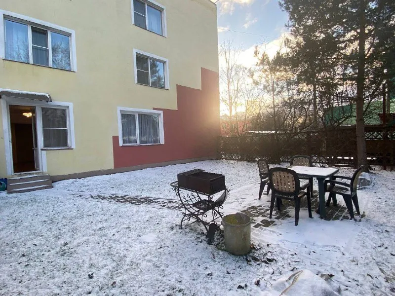 Мытищи 4-к квартира ▫️3-йтайнинский переулок, 2 сдам  просторную, теплую, уютную 4-х комнатную  квартиру 100 м²  с евро ремонтом и дорогой мебелью. 3спальных комнаты, зал- столовая, зона кухни, 2 отдельных санузла в одном ванная, в другом душ. Отдельный вход с крыльцом и выход из холла на придомовую территорию  с мангальной зоной. На кухне есть  новая бытовая техника. Отдельная постирочная и сушильная комнаты. Территория закрыта, есть парковочные места во дворе и в гараже. От дома до жд станции 300 метров- 5 минут пешком. До метро комсомольская на электричке 25 минут езды. До мцд ростокино 15 минут на электричке. До метро вднх ехать 15 минут без пробок,300 метров от дома автобусная остановка. Удобный выезд на мкад и ярославское шоссе. Вокруг тишина, чистый воздух. В пешей доступности лосиноостровский парк. Рядом вся инфраструктура детский сад и школа, магазины, тц xl. Возможно увеличение площадь за небольшую доплату. Будем рады сотрудничеству с ооо и ип. Рассмотрим заселение платежеспособной, аккуратной семье или паре. Не против рассмотреть платежеспособных, аккуратных иностранцев. Из животных приветствуются только рыбки( аквариум есть). Цена: 95.000₽ залог 95.000₽ контакты @kvartiru_beru или звоните : +7 925 101 54 14,юлия ➡️предоплату/бронь/заморозку денег/автооплату до просмотра квартиры не вносить! Если по этому объявлению спрашивают какую либо оплату сообщите по контактам в описании канала. - фотография - 2