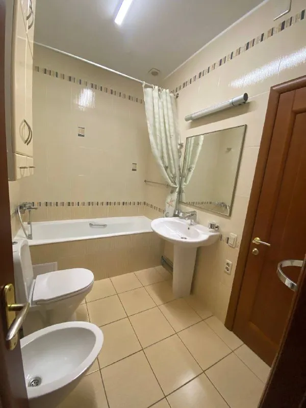 Мытищи 4-к квартира ▫️3-йтайнинский переулок, 2 сдам  просторную, теплую, уютную 4-х комнатную  квартиру 100 м²  с евро ремонтом и дорогой мебелью. 3спальных комнаты, зал- столовая, зона кухни, 2 отдельных санузла в одном ванная, в другом душ. Отдельный вход с крыльцом и выход из холла на придомовую территорию  с мангальной зоной. На кухне есть  новая бытовая техника. Отдельная постирочная и сушильная комнаты. Территория закрыта, есть парковочные места во дворе и в гараже. От дома до жд станции 300 метров- 5 минут пешком. До метро комсомольская на электричке 25 минут езды. До мцд ростокино 15 минут на электричке. До метро вднх ехать 15 минут без пробок,300 метров от дома автобусная остановка. Удобный выезд на мкад и ярославское шоссе. Вокруг тишина, чистый воздух. В пешей доступности лосиноостровский парк. Рядом вся инфраструктура детский сад и школа, магазины, тц xl. Возможно увеличение площадь за небольшую доплату. Будем рады сотрудничеству с ооо и ип. Рассмотрим заселение платежеспособной, аккуратной семье или паре. Не против рассмотреть платежеспособных, аккуратных иностранцев. Из животных приветствуются только рыбки( аквариум есть). Цена: 95.000₽ залог 95.000₽ контакты @kvartiru_beru или звоните : +7 925 101 54 14,юлия ➡️предоплату/бронь/заморозку денег/автооплату до просмотра квартиры не вносить! Если по этому объявлению спрашивают какую либо оплату сообщите по контактам в описании канала. - фотография - 4