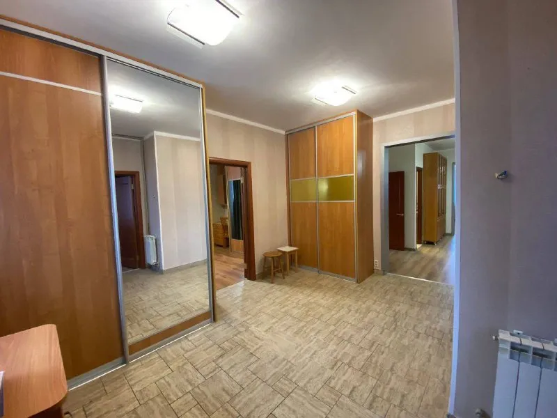 Мытищи 4-к квартира ▫️3-йтайнинский переулок, 2 сдам  просторную, теплую, уютную 4-х комнатную  квартиру 100 м²  с евро ремонтом и дорогой мебелью. 3спальных комнаты, зал- столовая, зона кухни, 2 отдельных санузла в одном ванная, в другом душ. Отдельный вход с крыльцом и выход из холла на придомовую территорию  с мангальной зоной. На кухне есть  новая бытовая техника. Отдельная постирочная и сушильная комнаты. Территория закрыта, есть парковочные места во дворе и в гараже. От дома до жд станции 300 метров- 5 минут пешком. До метро комсомольская на электричке 25 минут езды. До мцд ростокино 15 минут на электричке. До метро вднх ехать 15 минут без пробок,300 метров от дома автобусная остановка. Удобный выезд на мкад и ярославское шоссе. Вокруг тишина, чистый воздух. В пешей доступности лосиноостровский парк. Рядом вся инфраструктура детский сад и школа, магазины, тц xl. Возможно увеличение площадь за небольшую доплату. Будем рады сотрудничеству с ооо и ип. Рассмотрим заселение платежеспособной, аккуратной семье или паре. Не против рассмотреть платежеспособных, аккуратных иностранцев. Из животных приветствуются только рыбки( аквариум есть). Цена: 95.000₽ залог 95.000₽ контакты @kvartiru_beru или звоните : +7 925 101 54 14,юлия ➡️предоплату/бронь/заморозку денег/автооплату до просмотра квартиры не вносить! Если по этому объявлению спрашивают какую либо оплату сообщите по контактам в описании канала. - фотография - 6