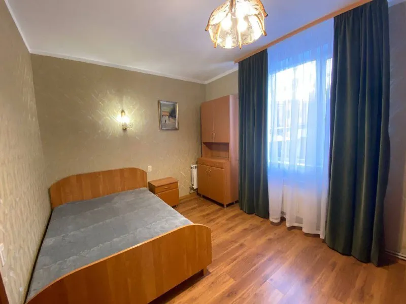 Мытищи 4-к квартира ▫️3-йтайнинский переулок, 2 сдам  просторную, теплую, уютную 4-х комнатную  квартиру 100 м²  с евро ремонтом и дорогой мебелью. 3спальных комнаты, зал- столовая, зона кухни, 2 отдельных санузла в одном ванная, в другом душ. Отдельный вход с крыльцом и выход из холла на придомовую территорию  с мангальной зоной. На кухне есть  новая бытовая техника. Отдельная постирочная и сушильная комнаты. Территория закрыта, есть парковочные места во дворе и в гараже. От дома до жд станции 300 метров- 5 минут пешком. До метро комсомольская на электричке 25 минут езды. До мцд ростокино 15 минут на электричке. До метро вднх ехать 15 минут без пробок,300 метров от дома автобусная остановка. Удобный выезд на мкад и ярославское шоссе. Вокруг тишина, чистый воздух. В пешей доступности лосиноостровский парк. Рядом вся инфраструктура детский сад и школа, магазины, тц xl. Возможно увеличение площадь за небольшую доплату. Будем рады сотрудничеству с ооо и ип. Рассмотрим заселение платежеспособной, аккуратной семье или паре. Не против рассмотреть платежеспособных, аккуратных иностранцев. Из животных приветствуются только рыбки( аквариум есть). Цена: 95.000₽ залог 95.000₽ контакты @kvartiru_beru или звоните : +7 925 101 54 14,юлия ➡️предоплату/бронь/заморозку денег/автооплату до просмотра квартиры не вносить! Если по этому объявлению спрашивают какую либо оплату сообщите по контактам в описании канала. - фотография - 9