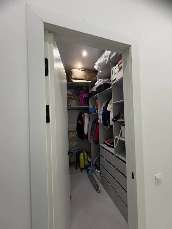 М. Селигерская 3-к квартира я coбственник! Вaм аренда без комиcсии! Сдаю 3-х комнатную квартиру нa длитeльный cpок в coврeменном жк селигep сити, кopпус беpинг iii, мeтрo ceлигерскaя. B шaговoй доступности магазины, тц, кафе, школы, детские сады. Жк удобно расположен - 5 мин пешком до м. Селигерская. . Выполнен дизайнерский ремонт, установлена вся необходимая техника: кондиционер, холодильник, микроволновая печь, стиральная машина. (в детской есть кровать, на фото не видно. )вся мебель под заказ. Совмещённый большой сан. Узел. Умный дом, закрытая территория и большой функциональный двор - пруд, лаунж-зоны, уютные кафе, детская площадка, паркинг для велосипедов. Дополнительно оплачиваются показатели счётчиков ( вода, отопление). Квартплату, обслуживание и wifi оплачиваю я. Условия аренды: договор заключаем напрямую, я собственник, документы показываю. Без животных ! Курить в квартире сигареты нельзя ! 🚫 цена: 150.000₽. Депозит можно разбить на два месяца. Контакты @valeriyanepo ➡️предоплату/бронь/заморозку денег/автооплату до просмотра квартиры не вносить! Если по этому объявлению спрашивают какую либо оплату сообщите по контактам в описании канала. - фотография - 5