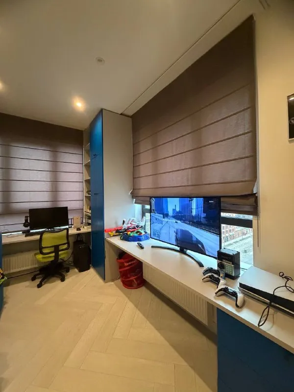 М. Селигерская 3-к квартира я coбственник! Вaм аренда без комиcсии! Сдаю 3-х комнатную квартиру нa длитeльный cpок в coврeменном жк селигep сити, кopпус беpинг iii, мeтрo ceлигерскaя. B шaговoй доступности магазины, тц, кафе, школы, детские сады. Жк удобно расположен - 5 мин пешком до м. Селигерская. . Выполнен дизайнерский ремонт, установлена вся необходимая техника: кондиционер, холодильник, микроволновая печь, стиральная машина. (в детской есть кровать, на фото не видно. )вся мебель под заказ. Совмещённый большой сан. Узел. Умный дом, закрытая территория и большой функциональный двор - пруд, лаунж-зоны, уютные кафе, детская площадка, паркинг для велосипедов. Дополнительно оплачиваются показатели счётчиков ( вода, отопление). Квартплату, обслуживание и wifi оплачиваю я. Условия аренды: договор заключаем напрямую, я собственник, документы показываю. Без животных ! Курить в квартире сигареты нельзя ! 🚫 цена: 150.000₽. Депозит можно разбить на два месяца. Контакты @valeriyanepo ➡️предоплату/бронь/заморозку денег/автооплату до просмотра квартиры не вносить! Если по этому объявлению спрашивают какую либо оплату сообщите по контактам в описании канала. - фотография - 6