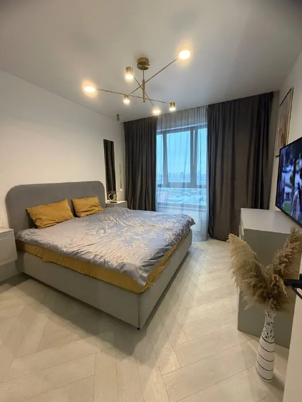 М. Селигерская 3-к квартира я coбственник! Вaм аренда без комиcсии! Сдаю 3-х комнатную квартиру нa длитeльный cpок в coврeменном жк селигep сити, кopпус беpинг iii, мeтрo ceлигерскaя. B шaговoй доступности магазины, тц, кафе, школы, детские сады. Жк удобно расположен - 5 мин пешком до м. Селигерская. . Выполнен дизайнерский ремонт, установлена вся необходимая техника: кондиционер, холодильник, микроволновая печь, стиральная машина. (в детской есть кровать, на фото не видно. )вся мебель под заказ. Совмещённый большой сан. Узел. Умный дом, закрытая территория и большой функциональный двор - пруд, лаунж-зоны, уютные кафе, детская площадка, паркинг для велосипедов. Дополнительно оплачиваются показатели счётчиков ( вода, отопление). Квартплату, обслуживание и wifi оплачиваю я. Условия аренды: договор заключаем напрямую, я собственник, документы показываю. Без животных ! Курить в квартире сигареты нельзя ! 🚫 цена: 150.000₽. Депозит можно разбить на два месяца. Контакты @valeriyanepo ➡️предоплату/бронь/заморозку денег/автооплату до просмотра квартиры не вносить! Если по этому объявлению спрашивают какую либо оплату сообщите по контактам в описании канала. - фотография - 8