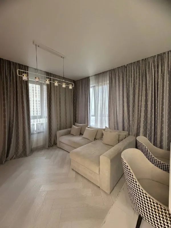 М. Селигерская 3-к квартира я coбственник! Вaм аренда без комиcсии! Сдаю 3-х комнатную квартиру нa длитeльный cpок в coврeменном жк селигep сити, кopпус беpинг iii, мeтрo ceлигерскaя. B шaговoй доступности магазины, тц, кафе, школы, детские сады. Жк удобно расположен - 5 мин пешком до м. Селигерская. . Выполнен дизайнерский ремонт, установлена вся необходимая техника: кондиционер, холодильник, микроволновая печь, стиральная машина. (в детской есть кровать, на фото не видно. )вся мебель под заказ. Совмещённый большой сан. Узел. Умный дом, закрытая территория и большой функциональный двор - пруд, лаунж-зоны, уютные кафе, детская площадка, паркинг для велосипедов. Дополнительно оплачиваются показатели счётчиков ( вода, отопление). Квартплату, обслуживание и wifi оплачиваю я. Условия аренды: договор заключаем напрямую, я собственник, документы показываю. Без животных ! Курить в квартире сигареты нельзя ! 🚫 цена: 150.000₽. Депозит можно разбить на два месяца. Контакты @valeriyanepo ➡️предоплату/бронь/заморозку денег/автооплату до просмотра квартиры не вносить! Если по этому объявлению спрашивают какую либо оплату сообщите по контактам в описании канала. - фотография - 9