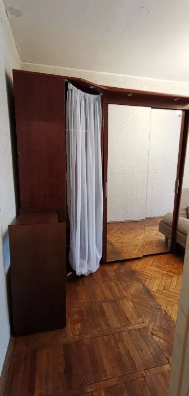 2-к квартира🏙️ м. Филевский парк4️⃣ сдам 2-к квартиру или 2 комнаты отдельно рядом с м. Филёвский парк (8 минут пешком) и славянский бульвар (13 минут пешком). Комнаты изолированные. 4 этаж из пяти. Предпочтение либо семье либо двум девушкам по комнате. Желательно некурящим. 💳цена: 60.000₽ вместе с коммуналкой и счетчиками (или 30000₽ за комнату). Никаких доплат больше не нужно. Из животных можно кошку, но не собаку. Из техники есть холодильник, микроволновка, стиральная машина, интернет, пылесос. Можно сделать косметические изменения в счёт арендной платы. Рядом большой парк, река, фитнес-центр, школа, больница, торговые центры. Частная медико-биологическая школа в соседнем доме. 💌писать в телеграм: @juliamelange или в whatsapp по номеру телефона: +7-926-561-37-21 юлия - фотография - 4