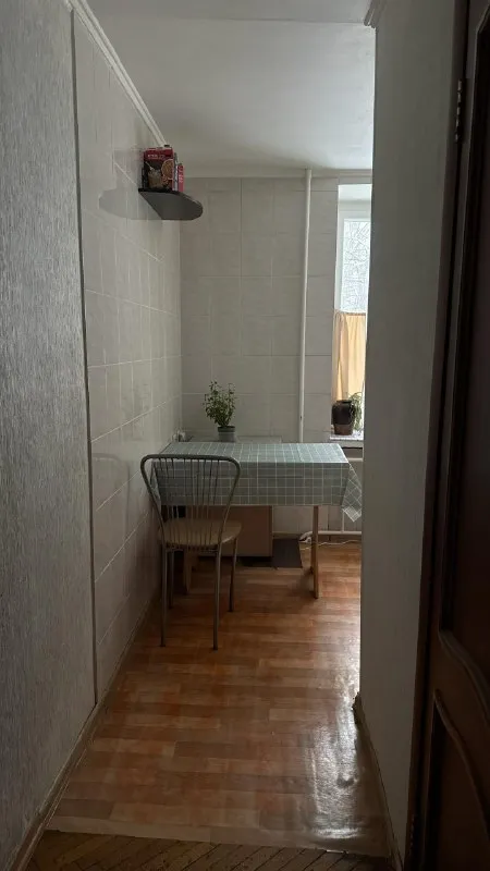 Комната, 12 м² м новогиреево • 7 мин пешком • 3-комнатная квартира • 2 этаж из 9 • ул молостовых 15 к2, на карте 20 000 ₽/мес, без комиссии большой гайд по аренде лифт • мусоропровод • стиральная машина • холодильник • интернет • мебель • посудомойка • кондиционер • с животными • с детьми • телевизор • консьерж район ивановское чистота 3.43 транспорт 3.76 парки и скверы 4.56 субаренда. В соседях я-творческий фрилансер, 35 лет, ищу девушку либо парня 25-35 лет без животных и вредных привычек, стоимость аренды 20.000 плюс коммуналка делится пополам (это примерно 5000-5500 с каждого в месяц), при заезде оплата за первый и за последний месяц по 20 тыс. Залог можно разбить на 2 месяца. Есть вай фай © предоплату до просмотра просят только мошенники! Анастасия, написать уровень доверия низкий ⚠️ выложить квартиру бесплатно - фотография - 2