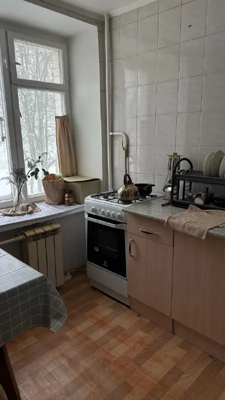 Комната, 12 м² м новогиреево • 7 мин пешком • 3-комнатная квартира • 2 этаж из 9 • ул молостовых 15 к2, на карте 20 000 ₽/мес, без комиссии большой гайд по аренде лифт • мусоропровод • стиральная машина • холодильник • интернет • мебель • посудомойка • кондиционер • с животными • с детьми • телевизор • консьерж район ивановское чистота 3.43 транспорт 3.76 парки и скверы 4.56 субаренда. В соседях я-творческий фрилансер, 35 лет, ищу девушку либо парня 25-35 лет без животных и вредных привычек, стоимость аренды 20.000 плюс коммуналка делится пополам (это примерно 5000-5500 с каждого в месяц), при заезде оплата за первый и за последний месяц по 20 тыс. Залог можно разбить на 2 месяца. Есть вай фай © предоплату до просмотра просят только мошенники! Анастасия, написать уровень доверия низкий ⚠️ выложить квартиру бесплатно - фотография - 3