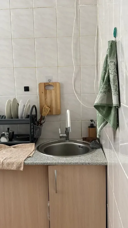 Комната, 12 м² м новогиреево • 7 мин пешком • 3-комнатная квартира • 2 этаж из 9 • ул молостовых 15 к2, на карте 20 000 ₽/мес, без комиссии большой гайд по аренде лифт • мусоропровод • стиральная машина • холодильник • интернет • мебель • посудомойка • кондиционер • с животными • с детьми • телевизор • консьерж район ивановское чистота 3.43 транспорт 3.76 парки и скверы 4.56 субаренда. В соседях я-творческий фрилансер, 35 лет, ищу девушку либо парня 25-35 лет без животных и вредных привычек, стоимость аренды 20.000 плюс коммуналка делится пополам (это примерно 5000-5500 с каждого в месяц), при заезде оплата за первый и за последний месяц по 20 тыс. Залог можно разбить на 2 месяца. Есть вай фай © предоплату до просмотра просят только мошенники! Анастасия, написать уровень доверия низкий ⚠️ выложить квартиру бесплатно - фотография - 4