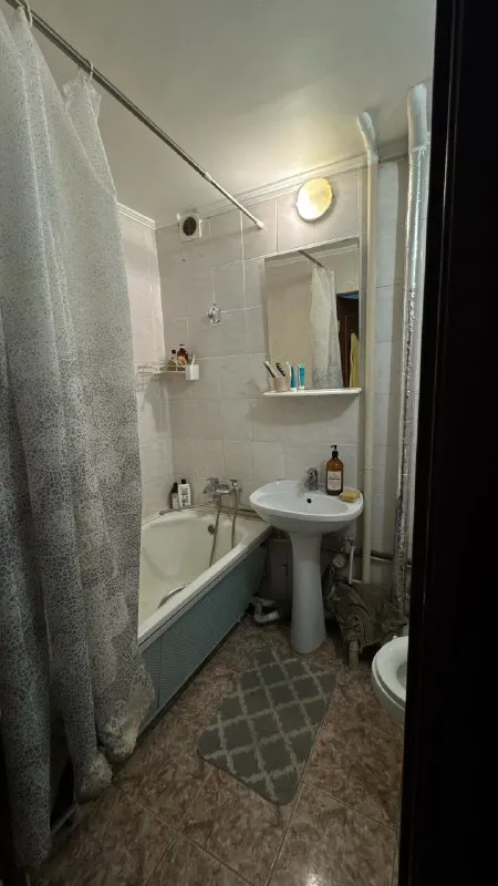 Комната, 12 м² м новогиреево • 7 мин пешком • 3-комнатная квартира • 2 этаж из 9 • ул молостовых 15 к2, на карте 20 000 ₽/мес, без комиссии большой гайд по аренде лифт • мусоропровод • стиральная машина • холодильник • интернет • мебель • посудомойка • кондиционер • с животными • с детьми • телевизор • консьерж район ивановское чистота 3.43 транспорт 3.76 парки и скверы 4.56 субаренда. В соседях я-творческий фрилансер, 35 лет, ищу девушку либо парня 25-35 лет без животных и вредных привычек, стоимость аренды 20.000 плюс коммуналка делится пополам (это примерно 5000-5500 с каждого в месяц), при заезде оплата за первый и за последний месяц по 20 тыс. Залог можно разбить на 2 месяца. Есть вай фай © предоплату до просмотра просят только мошенники! Анастасия, написать уровень доверия низкий ⚠️ выложить квартиру бесплатно - фотография - 5