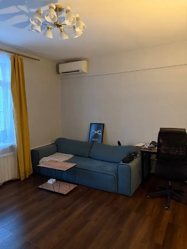 2-к квартира🏙️ м. Войковская2️⃣ сдам светлую просторную двушку в приятном зеленом районе, до м. Войковская 10-12 минут пешком. Собственник. 58 м², 5/5 этаж. Квартира будет готова к заселению с 31 января. 📍адрес: 6-й новоподмосковный переулок, 4 🚪квартира: 2 раздельные комнаты + кухня + застекленный балкон. Находится в сталинском доме с толстыми стенами и 3 м. Потолками. Дом без лифта. Есть плита, духовка, 2 кондиционера, микроволновка, пылесос. Можно делать изменения в интерьере по согласованию. 📍локация: район со всей инфраструктурой: в соседних домах ozon, wb, вкусвилл и прочее. В пешей доступности парк покровское-стрешнево и тц метрополис. 💳цена: 90.000₽/месяц + ку. Залог – 90.000₽. 💌telegram: @artemvtelege - фотография - 2