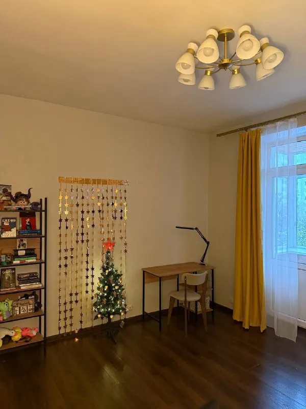 2-к квартира🏙️ м. Войковская2️⃣ сдам светлую просторную двушку в приятном зеленом районе, до м. Войковская 10-12 минут пешком. Собственник. 58 м², 5/5 этаж. Квартира будет готова к заселению с 31 января. 📍адрес: 6-й новоподмосковный переулок, 4 🚪квартира: 2 раздельные комнаты + кухня + застекленный балкон. Находится в сталинском доме с толстыми стенами и 3 м. Потолками. Дом без лифта. Есть плита, духовка, 2 кондиционера, микроволновка, пылесос. Можно делать изменения в интерьере по согласованию. 📍локация: район со всей инфраструктурой: в соседних домах ozon, wb, вкусвилл и прочее. В пешей доступности парк покровское-стрешнево и тц метрополис. 💳цена: 90.000₽/месяц + ку. Залог – 90.000₽. 💌telegram: @artemvtelege - фотография - 3