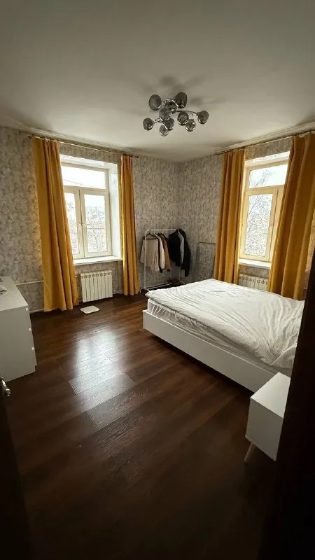 2-к квартира🏙️ м. Войковская2️⃣ сдам светлую просторную двушку в приятном зеленом районе, до м. Войковская 10-12 минут пешком. Собственник. 58 м², 5/5 этаж. Квартира будет готова к заселению с 31 января. 📍адрес: 6-й новоподмосковный переулок, 4 🚪квартира: 2 раздельные комнаты + кухня + застекленный балкон. Находится в сталинском доме с толстыми стенами и 3 м. Потолками. Дом без лифта. Есть плита, духовка, 2 кондиционера, микроволновка, пылесос. Можно делать изменения в интерьере по согласованию. 📍локация: район со всей инфраструктурой: в соседних домах ozon, wb, вкусвилл и прочее. В пешей доступности парк покровское-стрешнево и тц метрополис. 💳цена: 90.000₽/месяц + ку. Залог – 90.000₽. 💌telegram: @artemvtelege - фотография - 4