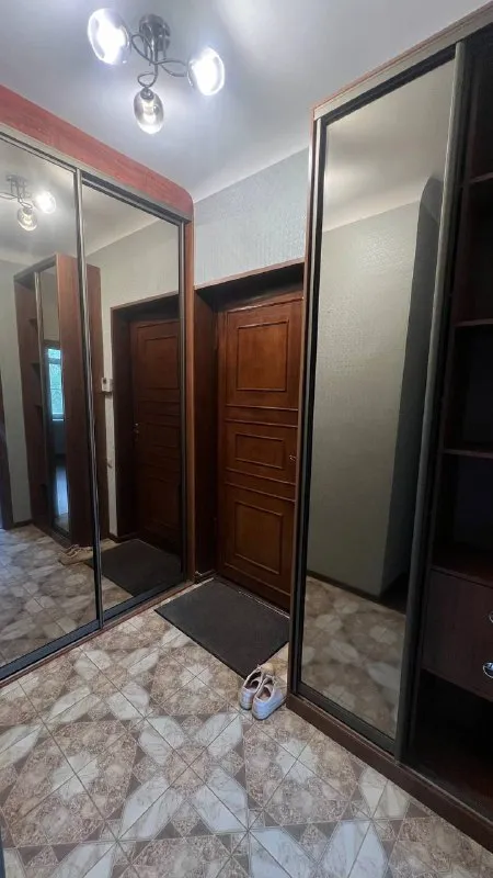 2-к квартира🏙️ м. Войковская2️⃣ сдам светлую просторную двушку в приятном зеленом районе, до м. Войковская 10-12 минут пешком. Собственник. 58 м², 5/5 этаж. Квартира будет готова к заселению с 31 января. 📍адрес: 6-й новоподмосковный переулок, 4 🚪квартира: 2 раздельные комнаты + кухня + застекленный балкон. Находится в сталинском доме с толстыми стенами и 3 м. Потолками. Дом без лифта. Есть плита, духовка, 2 кондиционера, микроволновка, пылесос. Можно делать изменения в интерьере по согласованию. 📍локация: район со всей инфраструктурой: в соседних домах ozon, wb, вкусвилл и прочее. В пешей доступности парк покровское-стрешнево и тц метрополис. 💳цена: 90.000₽/месяц + ку. Залог – 90.000₽. 💌telegram: @artemvtelege - фотография - 5